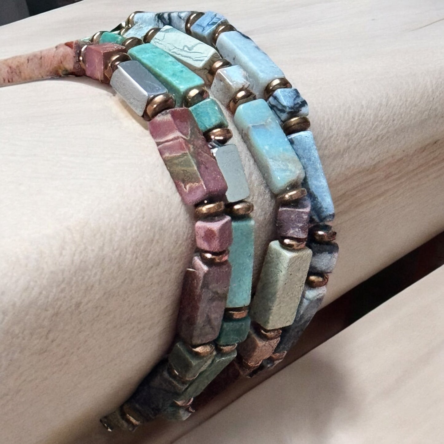 Armband mit flachen Steinen