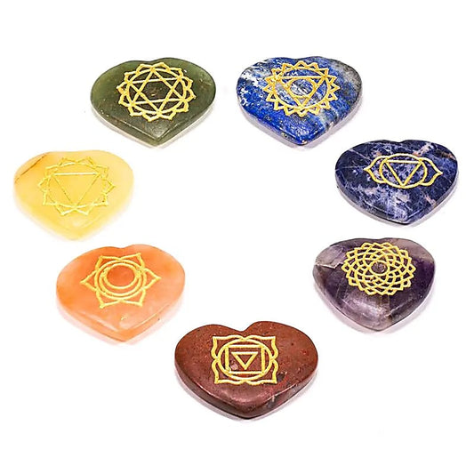 Entdecke unser Chakra Edelstein-Set mit sieben herzförmigen Edelsteinen, die in verschiedenen Farben leuchten und mit goldgravierten Chakrasymbolen verziert sind. Das handgefertigte Set enthält Roter Jaspis, Pfirsich Aventurin, Goldquarz, grünen Aventurin, Sodalith, Amethyst und Lapislazuli. Ideal zur Förderung des Energieflusses, zur Balance der Chakren und für spirituelle Arbeit oder Dekoration. Beachte, dass natürliche Unterschiede in Farben und Formen auftreten können. Perfekt für Meditation und als Ges